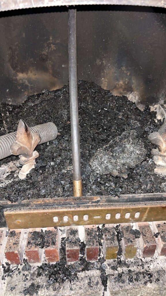 Foyer à nettoyer avant ramonage à Gien, Artisan Desbarres en intervention.