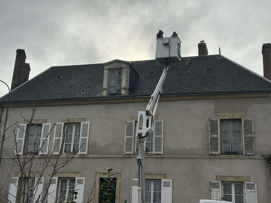 Ramonage de cheminée sur toit à Gien avec utilisation de nacelle, Artisan Desbarres.