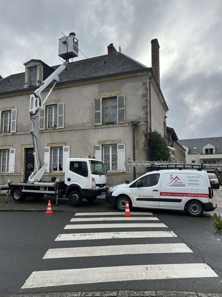 Opération de ramonage à Gien, nacelle élévatrice et véhicule Artisan Desbarres sur place.