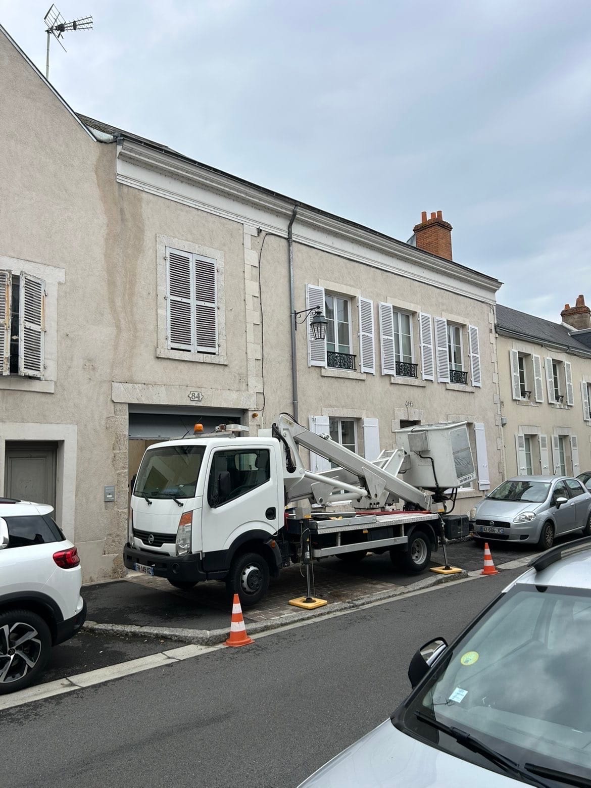 Intervention de ramonage par le toit avec une nacelle à Orléans